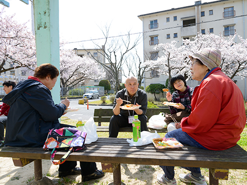 弁当を食べる参加者2