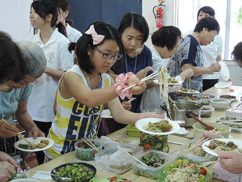 料理を盛る参加者