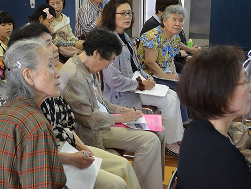 第十回茶話会 （これから茶話会 緑のカーテン〜摘芯編〜）メモをとる参加者