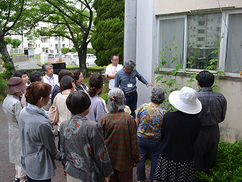 第十回茶話会 （これから茶話会 緑のカーテン〜摘芯編〜）説明をきく参加者