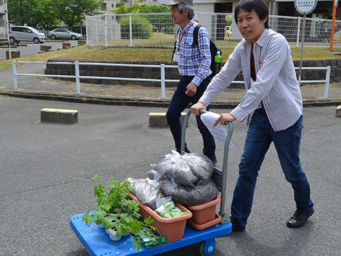 第九回茶話会 （これから茶話会 緑のカーテン〜植付編〜）カートで運ぶ