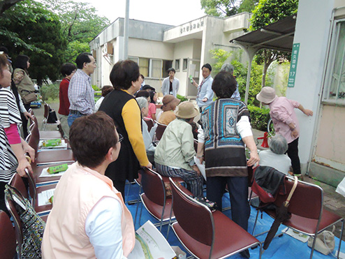 第九回茶話会 （これから茶話会 緑のカーテン〜植付編〜）のぞきこむ参加者