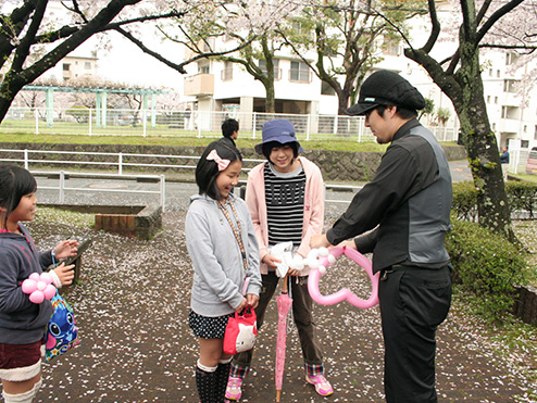 第八回茶話会 （これから茶話会 お花見会）でバルーンアートを楽しむ参加者