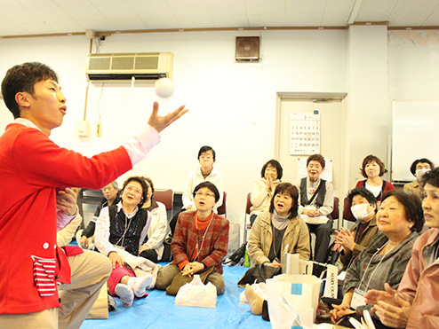 第八回茶話会 （これから茶話会 お花見会）で手品を見る参加者