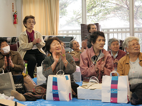 第八回茶話会 （これから茶話会 お花見会）手品を見て拍手をする参加者