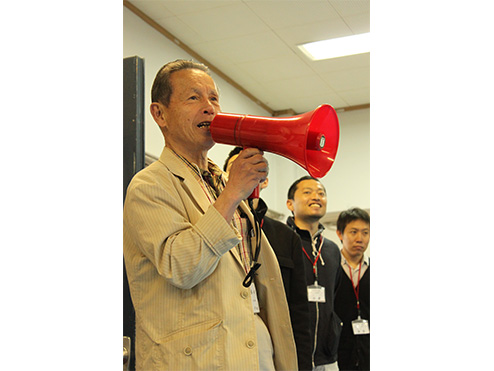 第八回茶話会 （これから茶話会 お花見会）での説明の一コマ