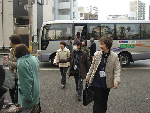 第六・七回茶話会（これから茶話会 ?新しい住まいに関する疑問をなくしましょう！?）バスで移動する参加者