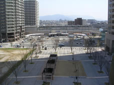 [写真]千早駅と千早駅西口駅前広場