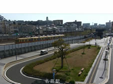 [写真]西鉄名島駅と駅前広場