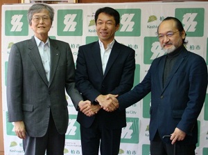 写真:三者握手