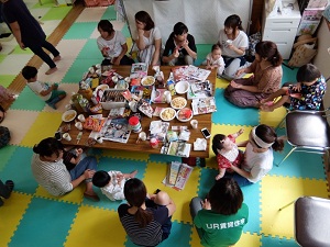 写真：お菓子を囲んで