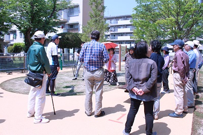 支援士が説明している写真