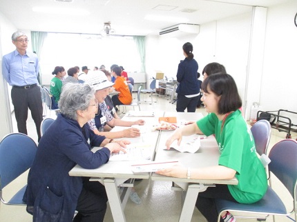 参加者と学生との意見交換会の写真