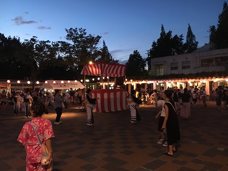 盆踊りを楽しんでいる写真