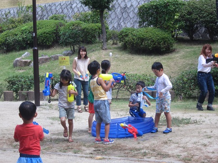 ソンクラーンをする子どもたちの写真