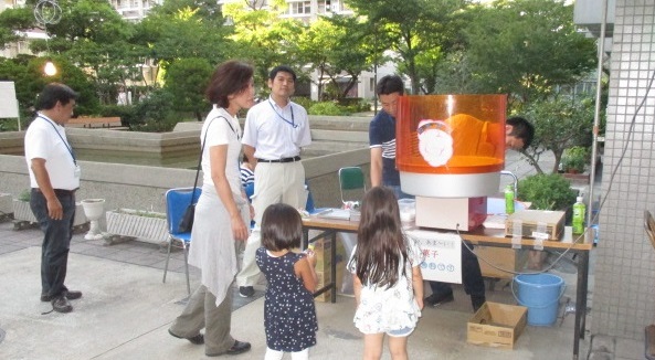 綿菓子やさんに集まる子どもたちの写真