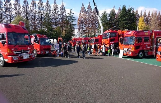 屋外展示　いろいろな消防車の写真