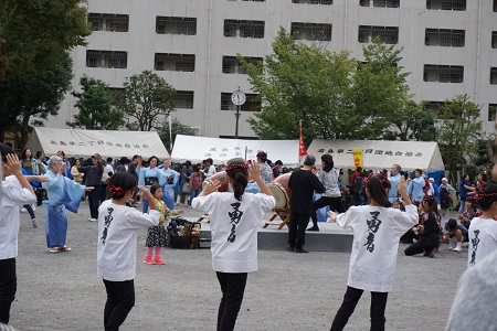 盆踊りの様子の写真