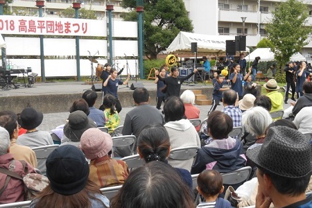 子供たちのダンスショーをしている写真