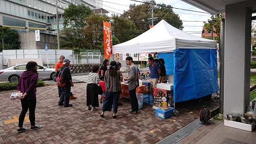 マルシェに集まる人々の写真