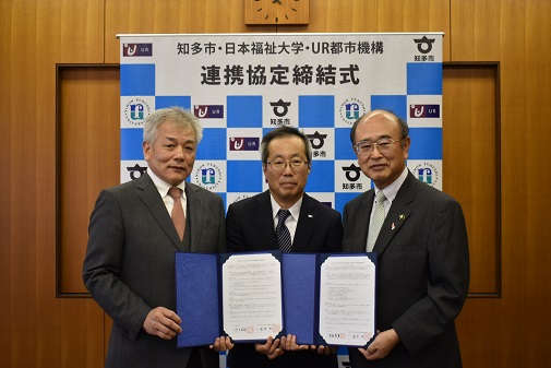連携協定締結式の写真 左から児玉学長、菅沼支社長、宮島市長