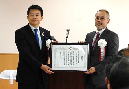 清水市長から田中本部長に感謝状贈呈の写真