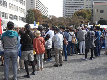 お祭りを見学している写真