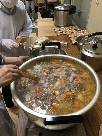 50人分のカレーを大鍋で作っている写真