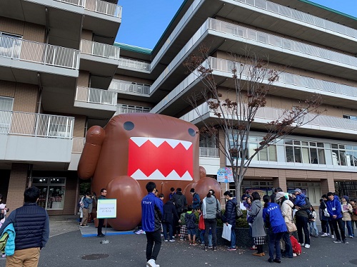 NHKキャラクターどーもくんと遊ぶ子どもの写真