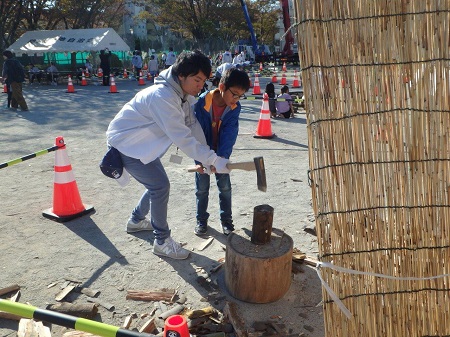 なたを使っての「まき割り」体験の写真