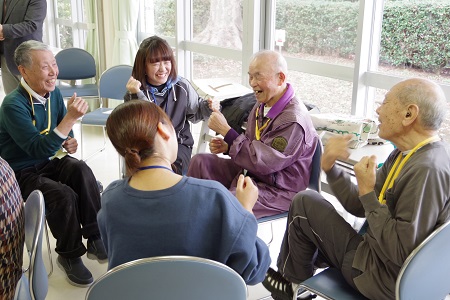 学生と一緒に認知症予防運動「コグニサイズ」をしている写真