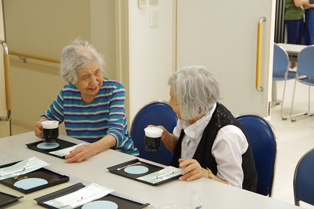 住民がおしゃべりして笑っている写真