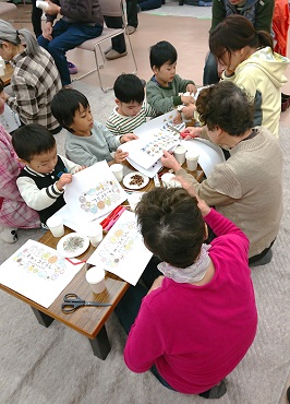 園児と一緒に楽器作りをしている写真