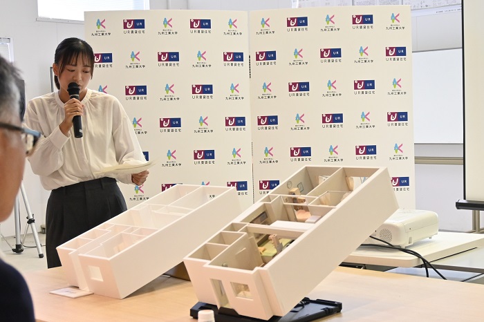 作品を発表する学生1