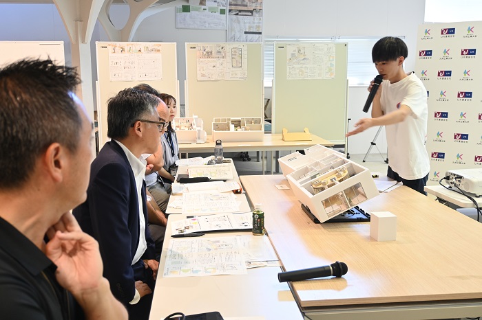 作品を発表する学生2