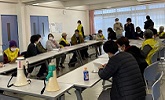 組み立て中の様子。細かい部品をひとつひとつ丁寧に車体にはめ込みます