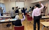 両手でじゃんけんをしている参加者