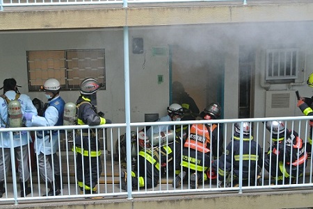 濃煙が充満する室内での探索・救出訓練をしている写真