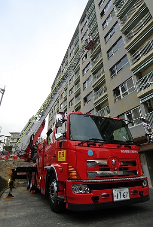 40ｍ級はしご車による接棟・救出訓練の写真