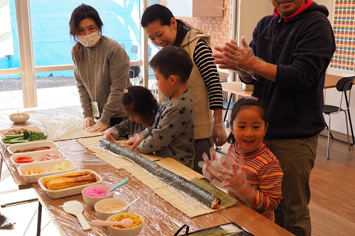 恵方巻きづくりが完成して喜んでいる写真