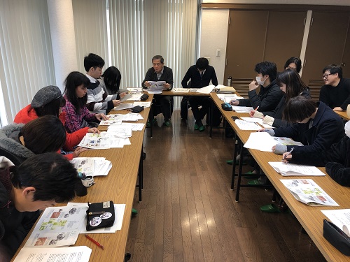 熱心に聞き入る勉強会の様子の写真