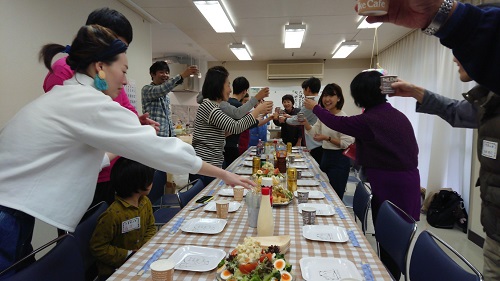 ご参加のみなさんで乾杯をしている写真