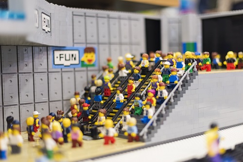 渋谷駅東口地下広場をレゴで表現している写真