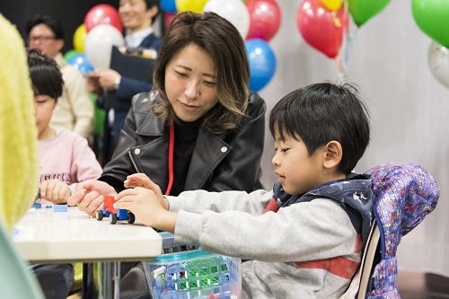 参加者の親子がレゴを楽しんでいる写真