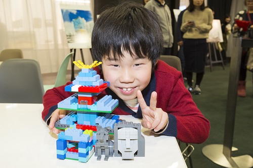 長谷部区長賞を受賞した渋谷城のレゴ作品と受賞者の写真