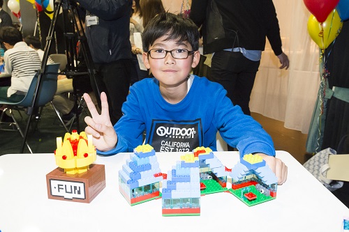 レゴ®プロビルダー三井賞を受賞したギミックのある家のレゴ作品と受賞者の写真