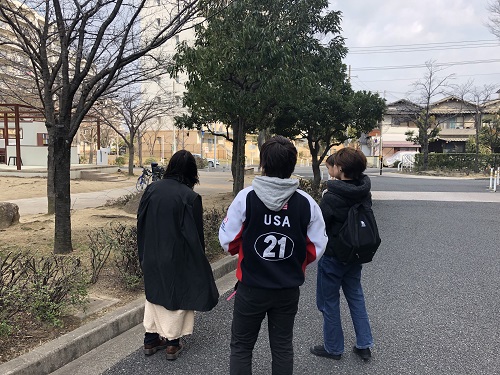 学生の案内で団地内を散策写真