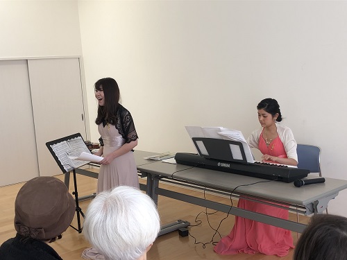 名古屋芸術大学卒業生の音楽療法士による歌や演奏の写真