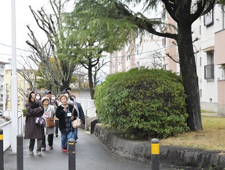 団地内をウォーキングしている写真