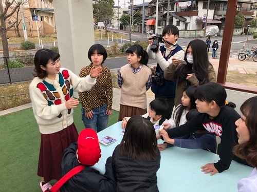 参加者も舞台に上がって演劇を体験している写真